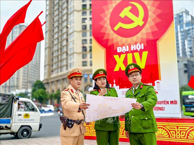 Lực lượng CSGT Thủ đô phối hợp với Công an cơ sở đảm bảo an toàn cho Đại hội Đảng lần thứ XIV. Ảnh: Quốc Lũy - TTXVN