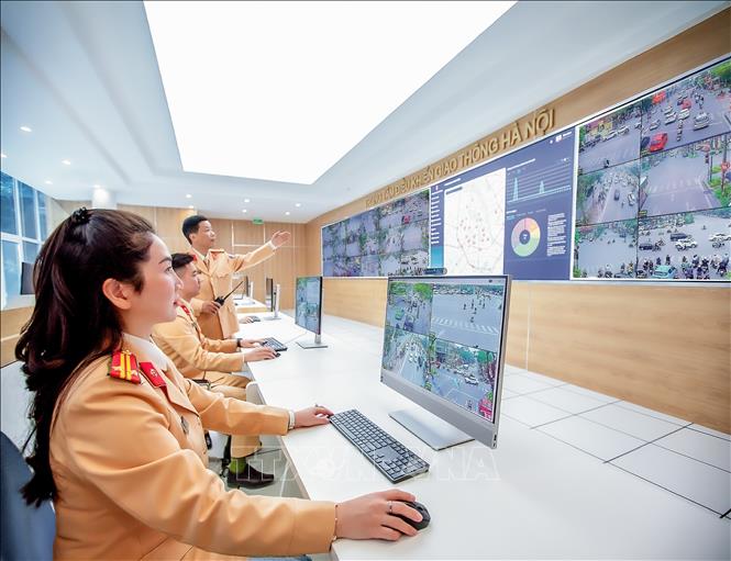 Trung tâm điều khiển giao thông thông minh đang vận hành gần 2.000 camera A.I toàn thành phố Hà Nội. Ảnh: Quốc Lũy - TTXVN