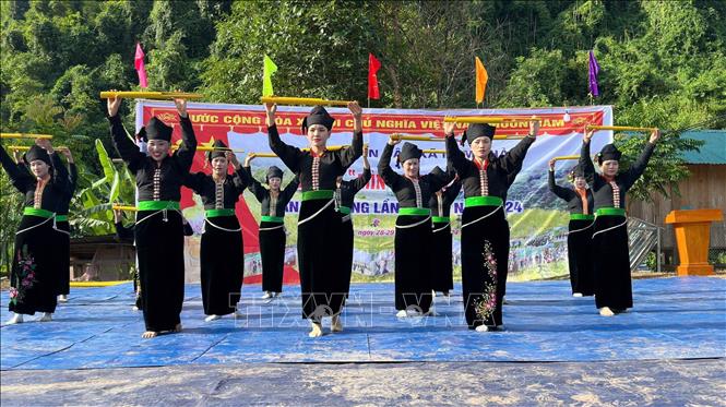 Cuộc sống của đồng bào dân tộc Cống ở bản Táng Ngá, xã Mường Mô ngày càng được nâng lên. Ảnh: TTXVN phát