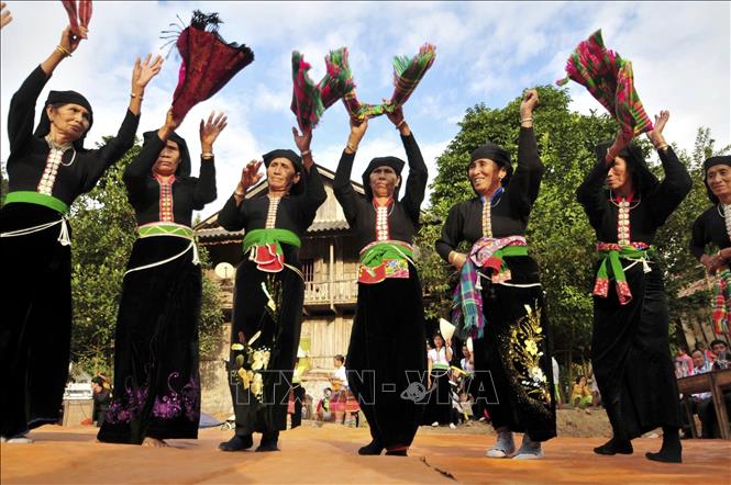 Cuộc sống của đồng bào dân tộc Cống ở bản Táng Ngá, xã Mường Mô ngày càng được nâng lên. Ảnh: TTXVN phát