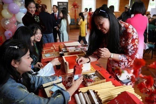 Những hoạt động đậm chất truyền thống văn hóa dân tộc được các vị khách tham dự nhiệt tình hưởng ứng trong chương trình Tết Việt chào Xuân Bính Ngọ 2026 tại New Zealand. Ảnh: TTXVN phát