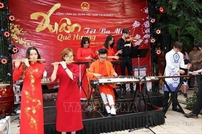 Các tiết mục văn nghệ mang đậm bản sắc dân tộc của ba miền Tổ quốc trong Chương trình “Xuân Quê hương 2024” vang lên tại 