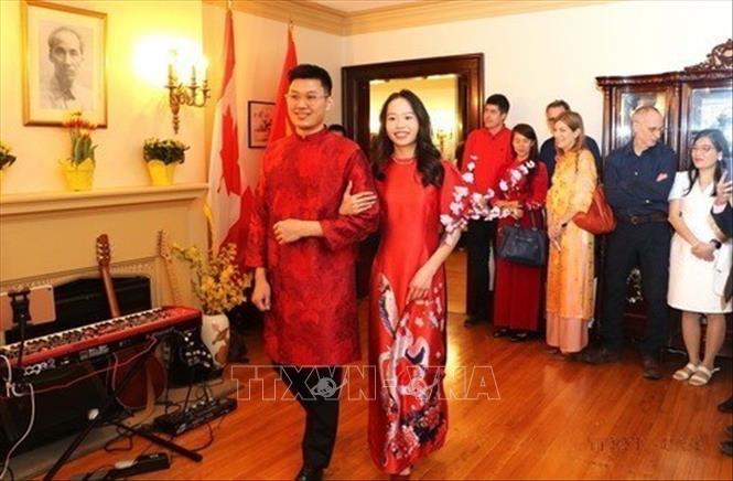 Trình diễn áo dài truyền thống của cộng đồng người Việt tại Canada. Ảnh: Trung Dũng - TTXVN  