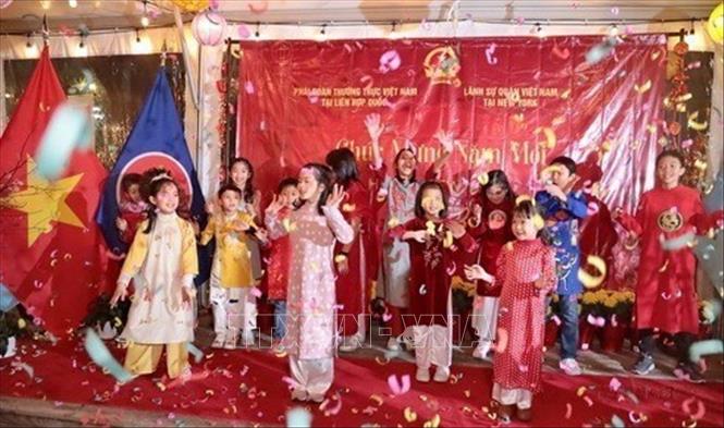 Tiết mục đặc sắc do con em kiều bào và cán bộ nhân viên Phái đoàn Thường trực Việt Nam tại LHQ và Lãnh sự quán Việt Nam tại New York (Hoa Kỳ) thể hiện. Ảnh: Thanh Tuấn - TTXVN  