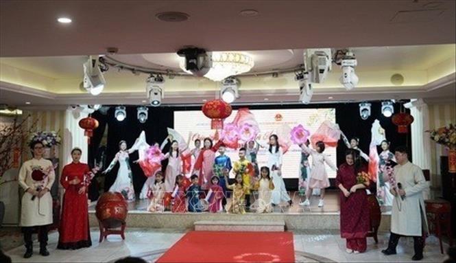 Tiết mục văn nghệ mở đầu Chương trình Xuân Quê hương đón Tết cổ truyền Ất Tỵ 2025 tại LB Nga. Ảnh: Lê Quang Vinh - TTXVN  