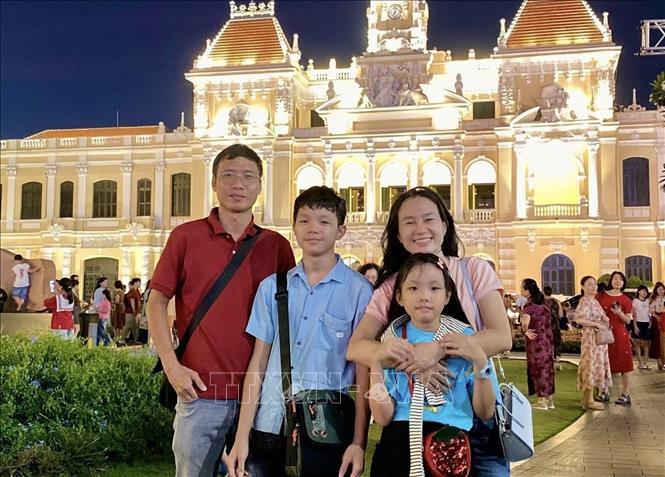 Trụ sở UBND Thành phố Hồ Chí Minh là điểm đến ưu tiên của du khách trong dịp Tết đến Xuân về. Ảnh: Đinh Hằng – TTXVN.