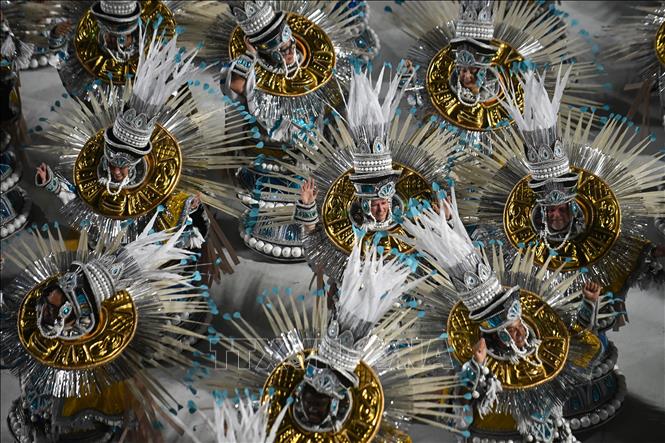 Các vũ công tham gia lễ hội Carnival tại thành phố Rio de Janeiro, Brazil ngày 18/2/2026. Ảnh: THX/TTXVN