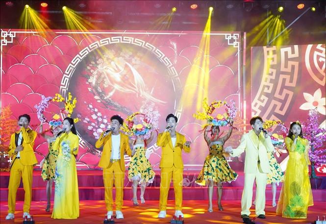 Chương trình nghệ thuật phục vụ công chúng mừng Xuân mới tại Côn Đảo. Ảnh: Huỳnh Sơn – TTXVN