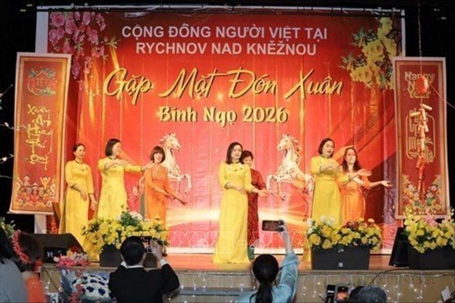 Tiết mục văn nghệ của cộng dồng người Việt Nam tại thành phố Rychnov nad Kněžnou, Đông Bắc Cộng hòa Séc chào đón Xuân Bính Ngọ 2026. Ảnh: TTXVN phát