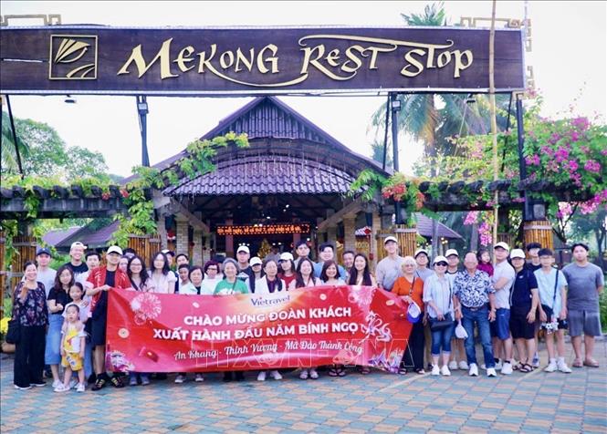 Đoàn du khách khởi hành tour du lịch Xuân Bính Ngọ 2026 từ Thành phố Hồ Chí Minh. Ảnh: Mỹ Phương – TTXVN
