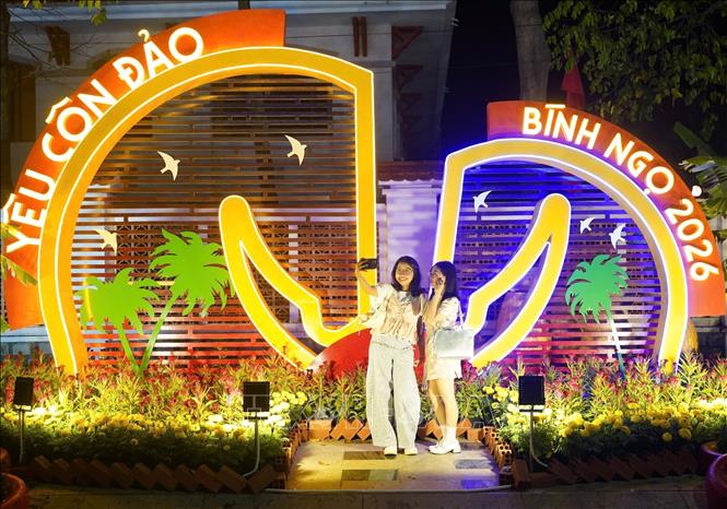 Nhiều không gian Xuân Bính Ngọ 2026 tại Côn Đảo thu hút giới trẻ. Ảnh: Huỳnh Sơn – TTXVN