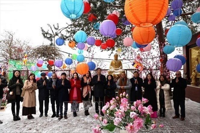 Nhân dịp Tết Nguyên đán Bính Ngọ 2026, Đại sứ Dương Hoài Nam cùng cán bộ, nhân viên Đại sứ quán Việt Nam tại Cộng hòa Séc tới thăm, chúc Tết kiều bào tại Trung tâm Thương mại Sapa (Praha). Ảnh Việt Thắng - TTXVN  