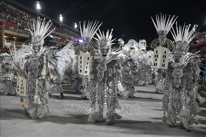 Các vũ công tham gia lễ hội Carnival tại thành phố Rio de Janeiro, Brazil ngày 18/2/2026. Ảnh: THX/TTXVN