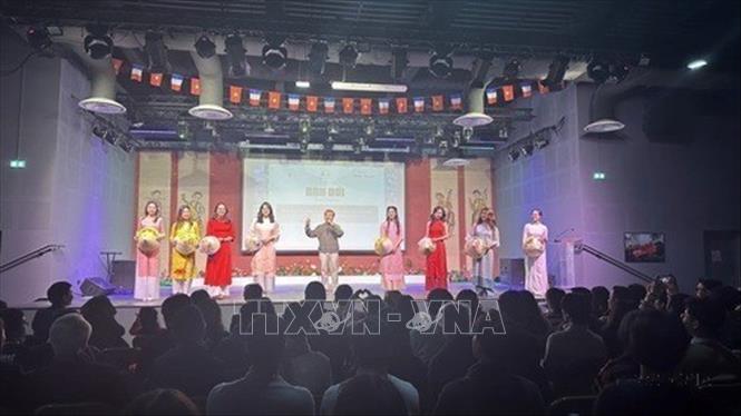 Tiết mục văn nghệ kết hợp biểu diễn áo dài của các bạn trẻ Việt Nam tại sự kiện “Ngày của bánh chưng - Journée de Banh Chung” đón Tết Giáp Thìn 2024 tại Pháp. Ảnh: Ngọc Hiệp - TTXVN 