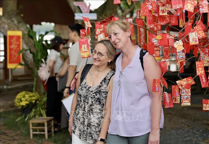 Khách nước ngoài “check-in” không gian Tết Việt. Ảnh: Mỹ Phương – TTXVN