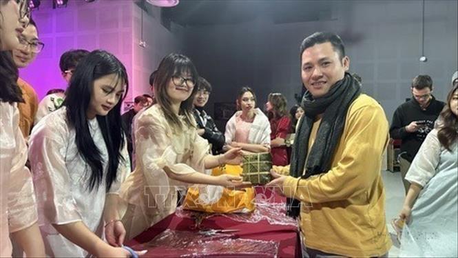 Hơn 150 thanh niên, học sinh, sinh viên Việt Nam đang sinh sống và học tập tại thủ đô Paris tập trung tại Trung tâm Văn hóa Việt Nam tại Pháp để tổ chức sự kiện “Ngày của bánh chưng - Journée de Banh Chung” đón Tết Giáp Thìn 2024 (28/1/2024). Ảnh: Ngọc Hiệp - TTXVN  