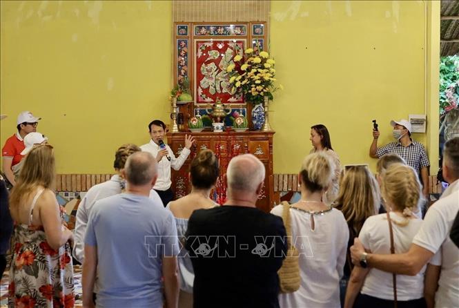 Khách nước ngoài tham gia tour 