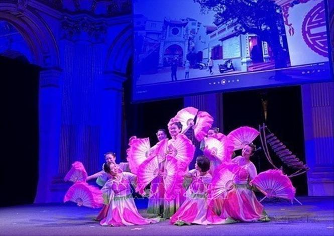 Múa sen chào Xuân Quý Mão 2023 tại Pháp. Ảnh: Nguyễn Thu Hà - TTXVN  