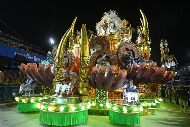 Các vũ công tham gia lễ hội Carnival tại thành phố Rio de Janeiro, Brazil ngày 18/2/2026. Ảnh: THX/TTXVN