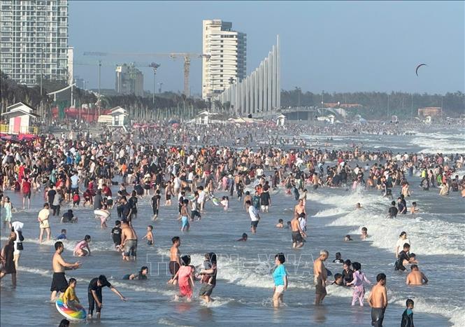 Đông đảo du khách đổ về khu vực bãi Sau, phường Vũng Tàu trong kỳ nghỉ Tết năm nay. Ảnh: Huỳnh Sơn – TTXVN