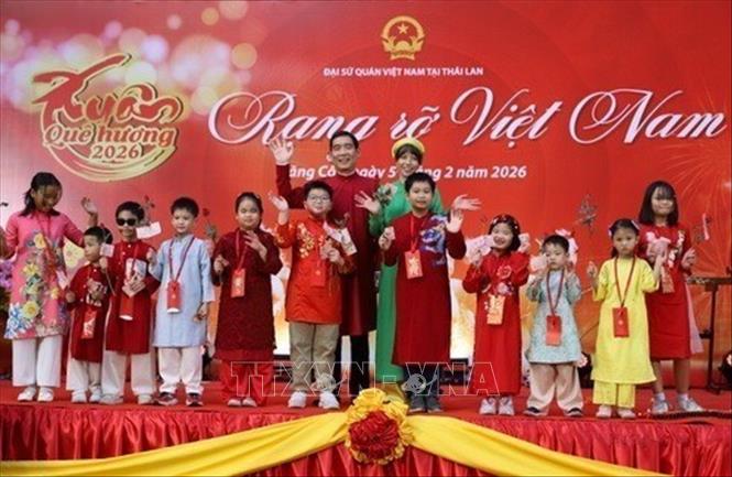 Đại sứ Phạm Việt Hùng và phu nhân vui Xuân cùng thiếu nhi, con em cán bộ, nhân viên Đại sứ quán Việt Nam tại Thái Lan trong Chương trình 