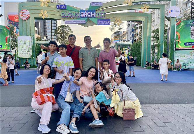 Đường sách Tết Bính Ngọ 2026 là điểm đến không thể bỏ lỡ của nhiều gia đình. Ảnh: Đinh Hằng – TTXVN