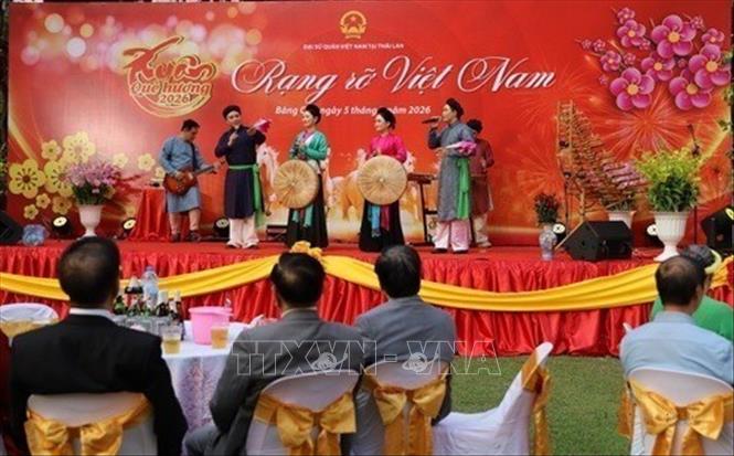 Các nghệ sĩ từ Trung tâm Xúc tiến, quảng bá di sản văn hóa phi vật thể Việt Nam mang đến Chương trình Tết cộng đồng 2026 chủ đề “Rạng rỡ Việt Nam” tại Thái Lan. Ảnh: Đỗ Sinh - TTXVN  