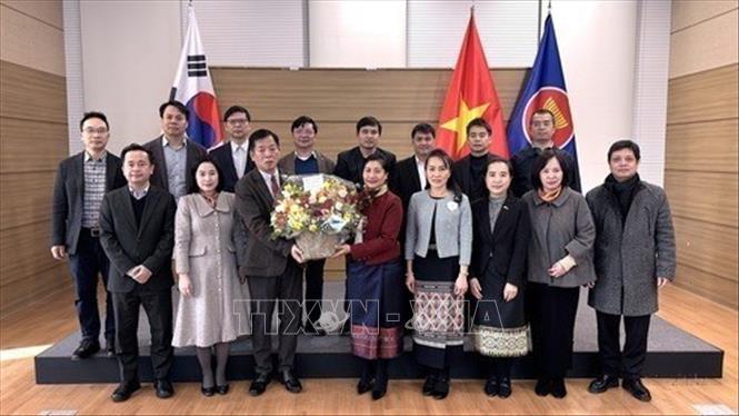 Đoàn đại biểu Đại sứ quán Lào tại Hàn Quốc do Đại sứ Kaimani Orabun dẫn đầu đến thăm, chúc mừng cán bộ, nhân viên Đại sứ quán Việt Nam tại Hàn Quốc nhân dịp Tết Nguyên đán Bính Ngọ (6/2/2026). Ảnh: Khánh Vân - TTXVN  