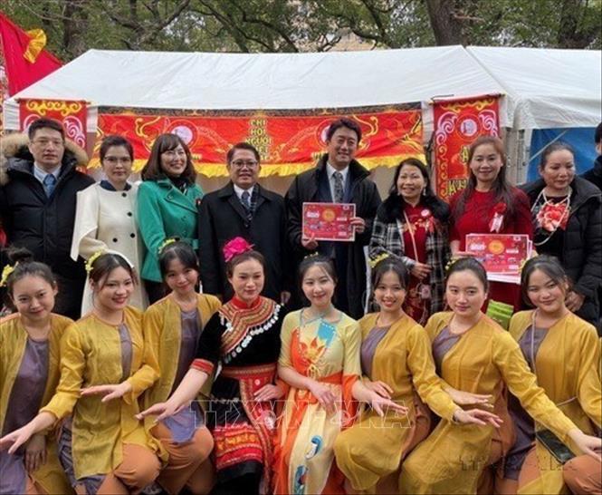 Đại biểu chụp ảnh cùng các nghệ sĩ biểu diễn tại Lễ hội 