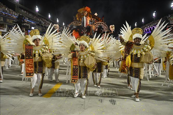 Các vũ công tham gia lễ hội Carnival tại thành phố Rio de Janeiro, Brazil ngày 13/2/2026. Ảnh: THX/TTXVN