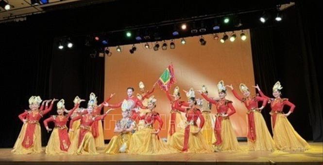 Biểu diễn nghệ thuật khai mạc Lễ hội 