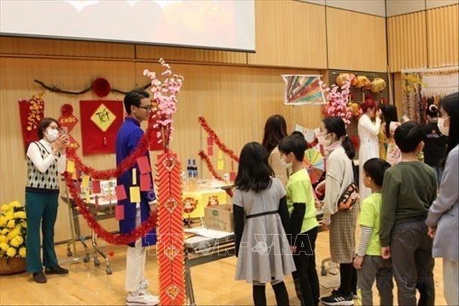 Một trò chơi dân gian tại chương trình “Xuân gắn kết, Tết tình thân” Tết VYSA 2023 ở thủ đô Tokyo, Nhật Bản. Ảnh: Đào Thanh Tùng - TTXVN  