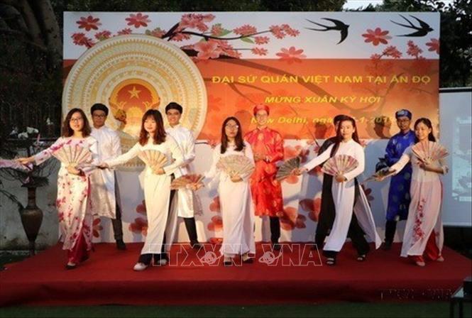 Tiết mục văn nghệ của đoàn công tác Trung ương Đoàn TNCS HCM trong chương trình 