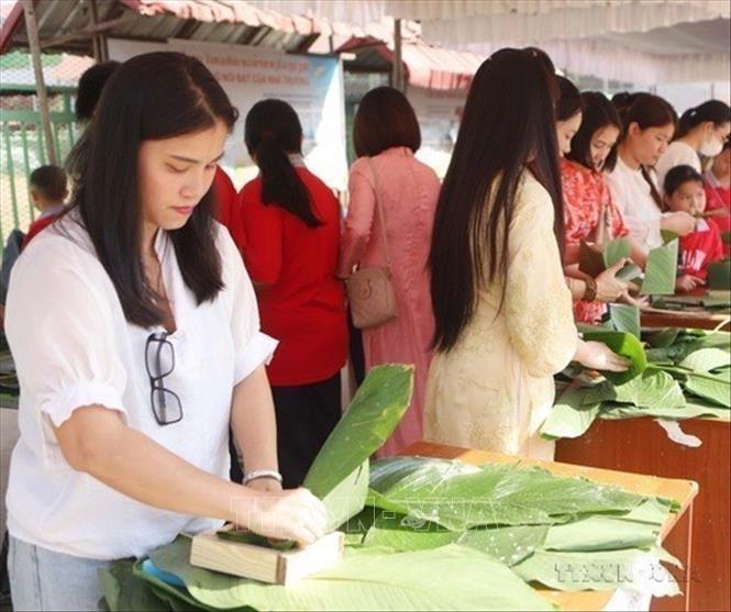 Khu vực gói bánh chưng tại Lễ hội Ẩm thực Xuân 2026 tại thủ đô Vientiane, Lào (30/1/2026). Ảnh: Xuân Tú - TTXVN 