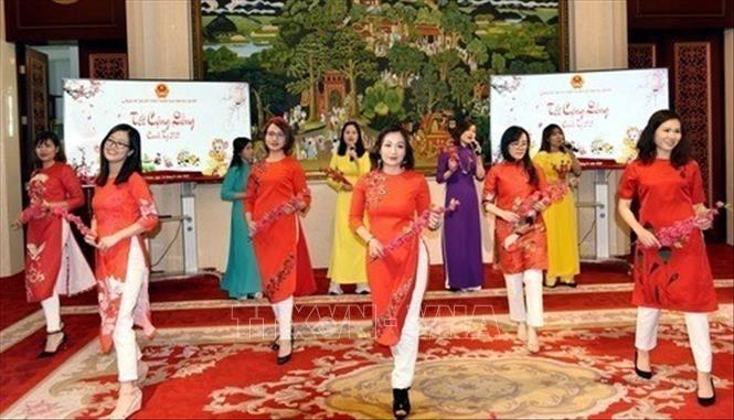 Tiết mục văn nghệ mừng Đảng, mừng Xuân do kiều bào tại Bắc Kinh (Trung Quốc) trình diễn. Ảnh: Vĩnh Hà - TTXVN  