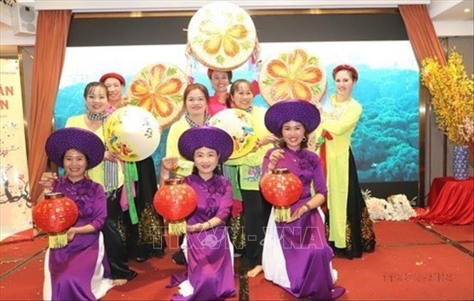 Nhóm múa của Hiệp hội người Việt Nam ở nước ngoài tại Macau (Trung Quốc) biểu diễn tiết mục “Múa dân ca quê hương 3 miền” trong chương trình Tết Cộng đồng ở Hong Kong. Ảnh: Xuân Vịnh - TTXVN  