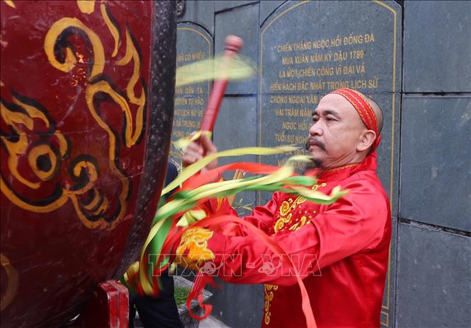 Đánh trống tuyên Chúc văn tại Lễ hội kỷ niệm 237 năm Chiến thắng Ngọc Hồi - Đống Đa (1789 - 2026). Ảnh: Văn Điệp – TTXVN