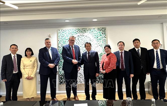 Bộ trưởng Lương Tam Quang và ông Shannon Kellog - Phó Chủ tịch Tập đoàn Amazon phụ trách Chính sách công khu vực châu Mỹ, chụp ảnh lưu niệm. Ảnh: Đoàn Hùng – P/v TTXVN tại Mỹ