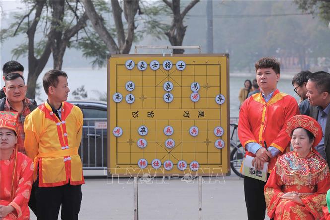 Bàn cờ treo được bố trí tại lễ hội “Cờ người” giúp khán giả dễ quan sát, theo dõi từng nước đi hấp dẫn. Ảnh: Phan Phương – TTXVN