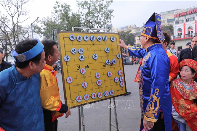 Bàn cờ treo được bố trí tại lễ hội “Cờ người” giúp khán giả dễ quan sát, theo dõi từng nước đi hấp dẫn. Ảnh: Phan Phương – TTXVN