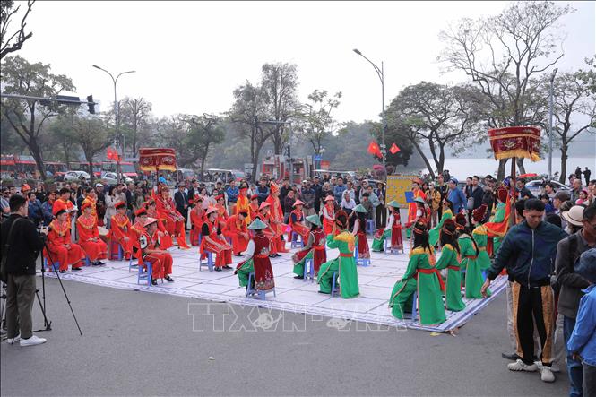 Trong hội cờ người, mỗi quân cờ được đại diện bởi một người mặc trang phục tương ứng, di chuyển trên bàn cờ lớn theo chỉ dẫn của hai kỳ thủ. Ảnh: Phan Phương – TTXVN