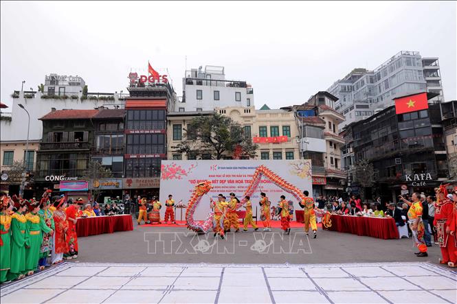 Nghi thức múa lân sôi động mở màn lễ hội. Ảnh: Phan Phương – TTXVN