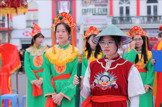 Các bạn trẻ hóa thân quân cờ, tham gia với mong muốn đón nhận nhiều may mắn, khởi đầu thuận lợi năm mới 2026. Ảnh: Phan Phương – TTXVN