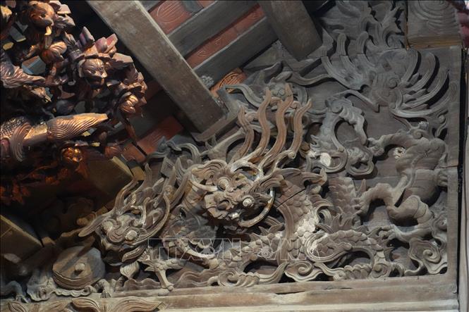 Trong chùa còn lưu giữ nhiều bức phù điêu bằng gỗ, được trạm khắc vô cùng tinh sảo. Ảnh Mạnh Khánh-TTXVN