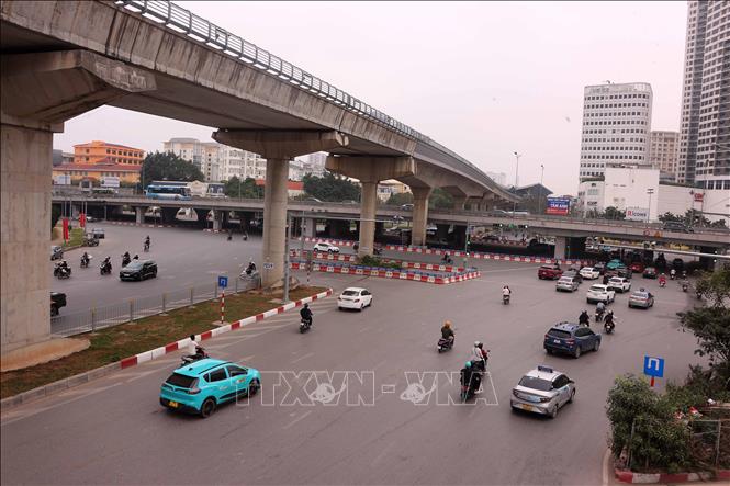 Các phương tiện tham gia giao thông di chuyển dễ dàng tại khu vực ngã tư Cầu vượt Mai Dịch. Ảnh: Văn Điệp – TTXVN