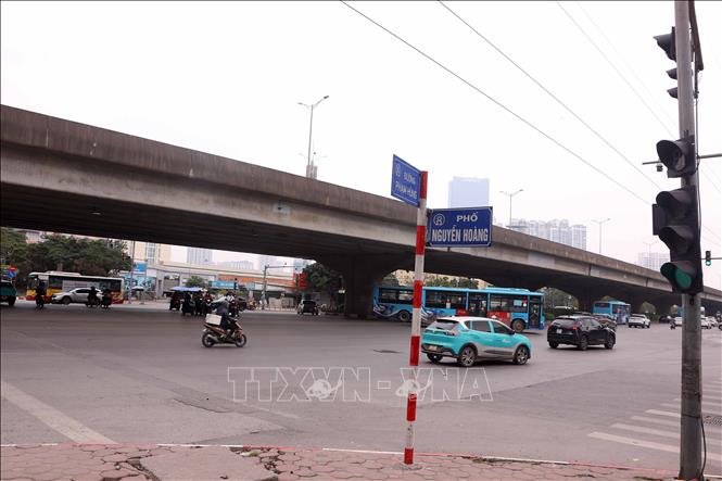 Các phương tiện tham gia giao thông dễ dàng tại khu vực đường Phạm Hùng – phố Nguyễn Hoàng (bến xe Mỹ Đình). Ảnh: Văn Điệp – TTXVN