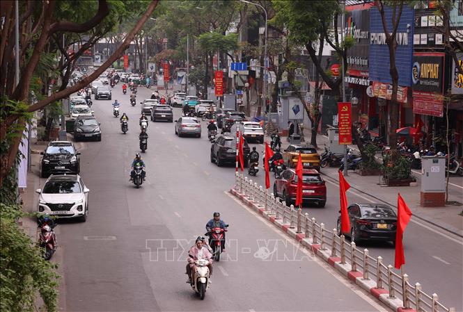 Các phương tiện tham gia giao thông thuận lợi trên phố Thái Hà. Ảnh: Văn Điệp – TTXVN