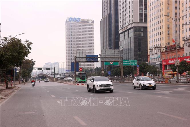 Các phương tiện tham gia giao thông di chuyển trên đường vành đai 3 nút giao Mai Dịch, tiếp tục theo hướng cầu Thăng Long, sân bay Nội Bài. Ảnh: Văn Điệp – TTXVN