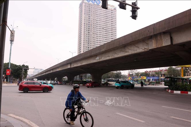 Các phương tiện tham gia giao thông thuận lợi tại khu vực ngã tư Trần Duy Hưng - Đại lộ Thăng Long. Ảnh: Văn Điệp – TTXVN