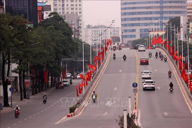 Các phương tiện tham gia giao thông thuận lợi trên Cầu vượt Trần Duy Hưng - Láng (Nguyễn Chí Thanh). Ảnh: Văn Điệp – TTXVN
